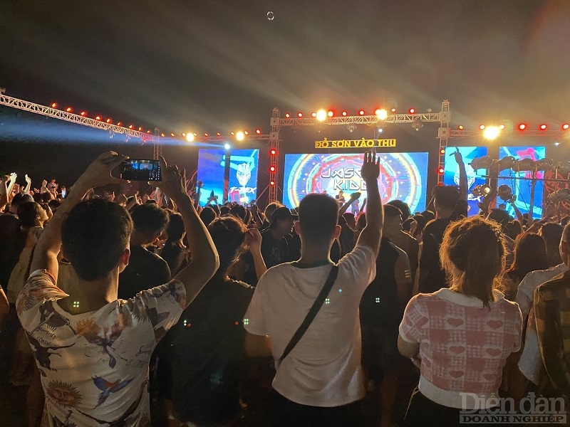 Đêm nhạc hội EDM tổ chức đêm 3/9 (tức 8/8 Âm lịch) thu hút đông đảo du khách về dự lễ hội chọi trâu truyền thống Đồ Sơn tham gia