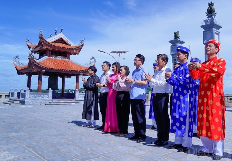Trước đó, trong khuôn khổ Lễ hội chọi trâu truyền thống Đồ Sơn năm 2022, quận Đồ Sơn đã tổ chức lễ dân hương, thượng cờ, rước nước để chuẩn bị cho chính hội diễn ra vào ngày 4/9 (tức 9/8 Âm lịch)