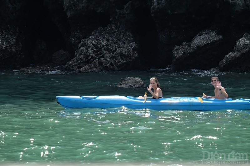 Du khách đến trải nghiệm chèo thuyền kayak trên vịnh Lan Hạ (Ảnh: Nguyễn Hồng Phong)