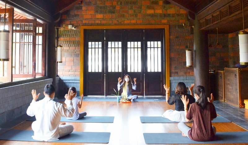 Du khách đến nghỉ dưỡng tại Legacy Yên Tử tham gia các lớp thiền, yoga (Ảnh: Báo Quảng Ninh)