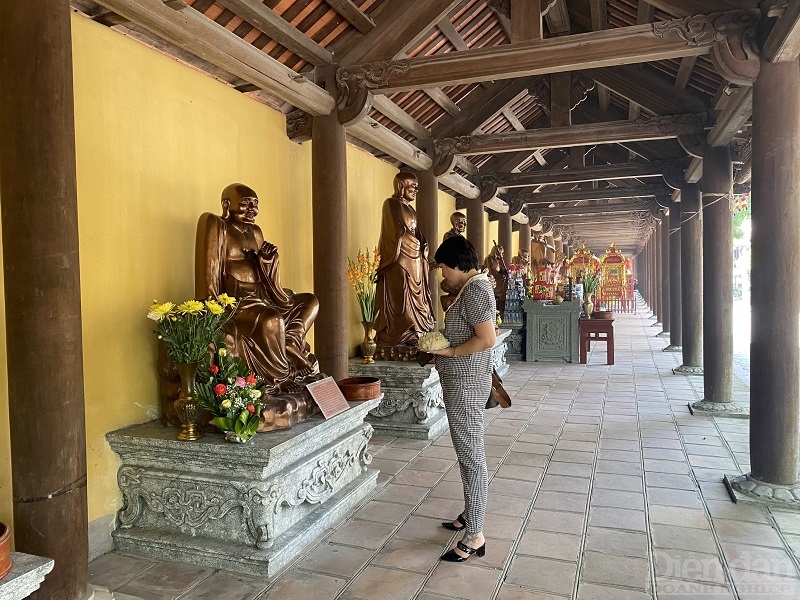 Du khách tham quan, chiếm bái tại chùa Côn Sơn