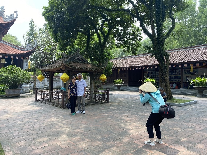 Du khách cùng nhau lưu lại những bức ảnh lưu niệm tại chùa Côn Sơn