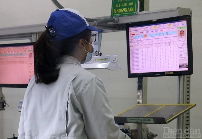 Công nhân công ty Synztec, KCN Nomura, huyện An Dương trong ca sản xuất