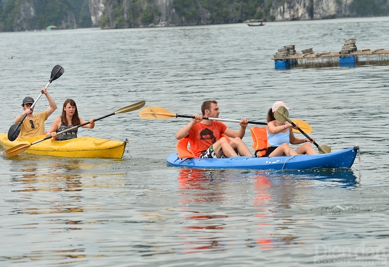 Du khách tham quan, trải nghiệm chèo thuyền kayak tại Cát Bà