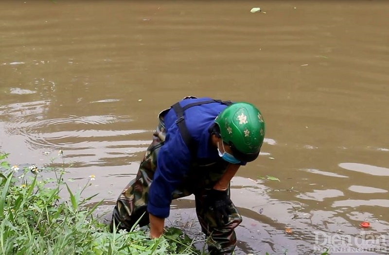 Công nhân dọn vệ sinh tại khu vực mương An Kim Hải để giảm mức độ ô nhiễm nguồn nước cấp cho các nhà máy nước