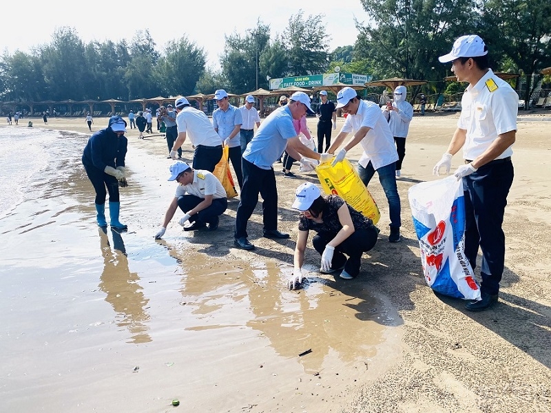 Quận Đồ Sơn ra quân làm sạch môi trường bãi biển khu III tại Hòn Dấu Resort