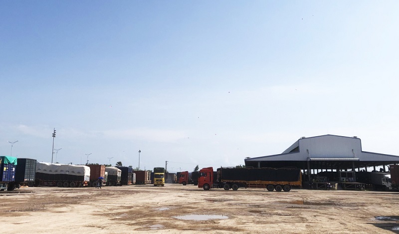 Hoạt động xếp dỡ hàng hóa tại kho bãi tại Cửa khẩu cầu Bắc Luân 2 (Ảnh: Báo Quảng Ninh)