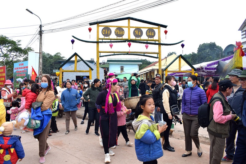 Du khách về trải nghiệm chợ phiên văn hóa vùng cao Hà Lâu, huyện Tiên Yên (Ảnh: Báo Quảng Ninh)