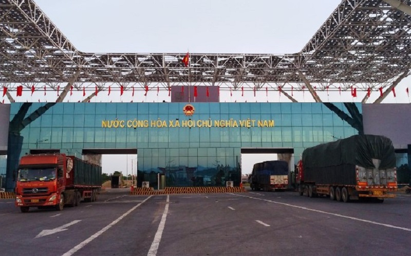 Hoạt động XNK hàng hóa qua cầu Bắc Luân II (Ảnh: Báo Quảng Ninh)