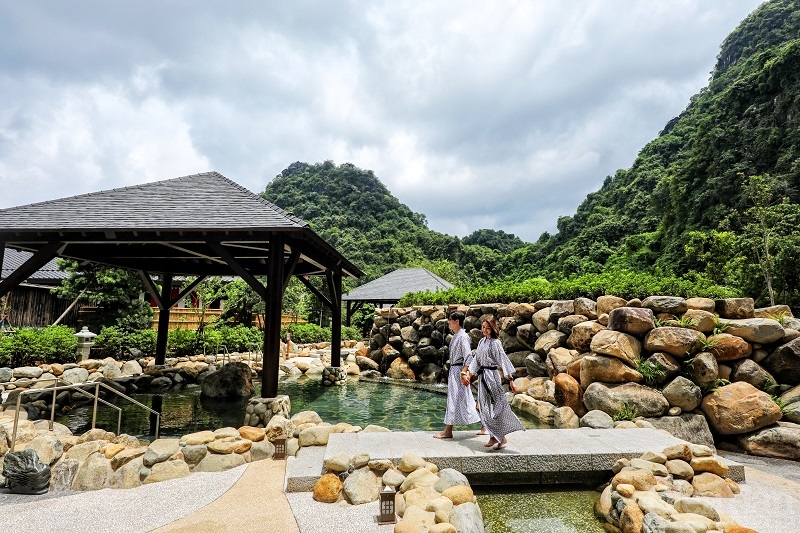 Tắm suối khoáng nóng đang được nhiều khách du lịch lựa chọn khi đến với Quảng Ninh