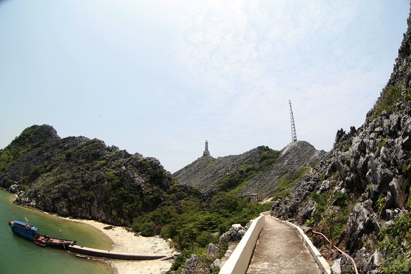 Con đường độc đạo từ bến tàu lên hải đăng Long Châu