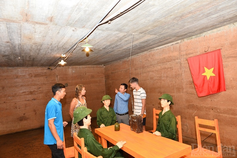Du khách nước ngoài hào hứng tham quan, trải nghiệm tại hang Quân Y