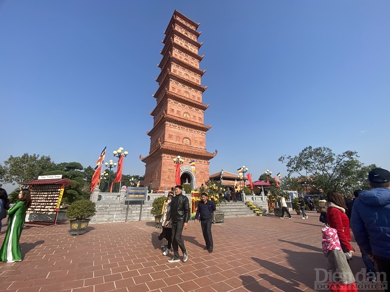 Du khách về tham quan, trải nghiệm tại tháp Tường Long, quận Đồ Sơn