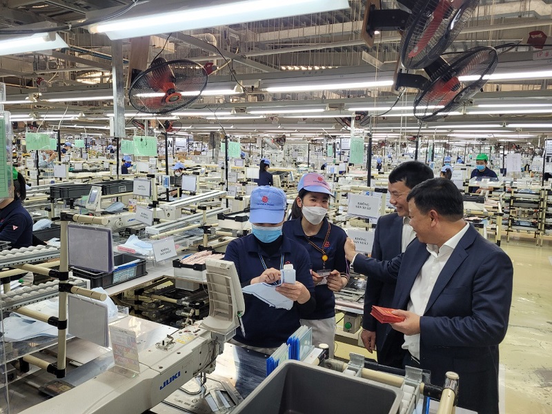 Đại diện Ban Quản lý Khu kinh tế Hải Phòng thăm, chúc Tết người lao động Công ty TNHH Toyoda Gosei dịp xuân Quý Mão 2023