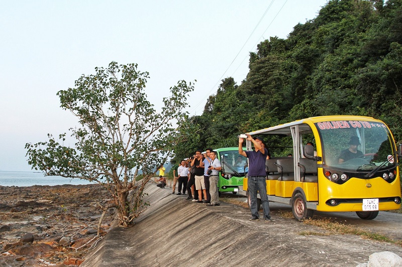 Du khách đi xe điện thăm đảo Thanh Lân (Ảnh: LT)