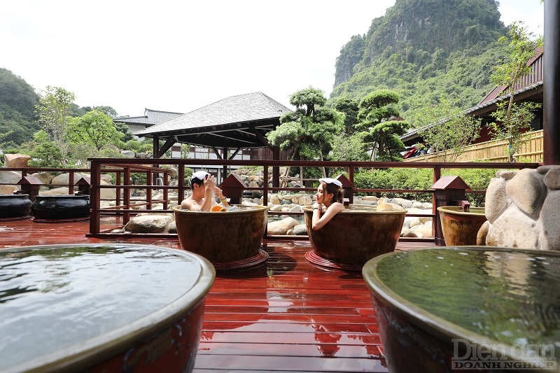 Du khách đến nghỉ dưỡng tại suối khoáng Onsen Quang Hanh