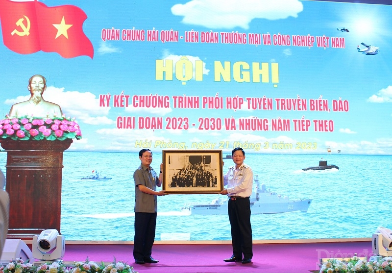 Lãnh đạo VCCI tặng quà lưu niệm cho lãnh đạo Quân chủng Hải quân