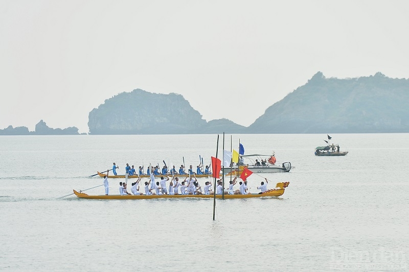 Giải đua thuyền Rồng huyện Cát Hải tranh cúp Báo Hải Phòng lần thứ 27 năm 2023 thu hút sự quan tâm đông đảo khách du lịch, người dân địa phương dịp khai mạc du lịch Cát Bà