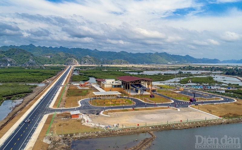 Huyện đảo Cát Hải ngày hôm nay với những công trình, dự án mang tầm quốc tế. Trong ảnh: Khu vực ga cáp treo Cát Bà (Ảnh: Nguyễn Hồng Phong)