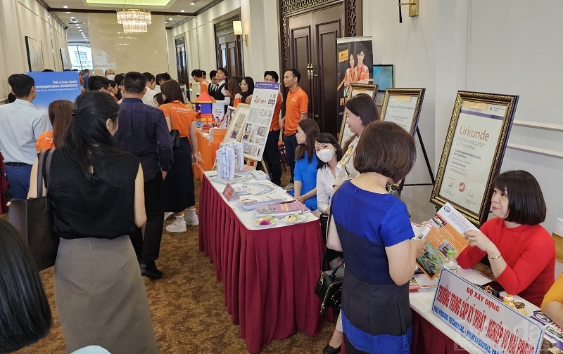 Gian hàng trưng bày, giới thiệu sản phẩm của các trường Đại học, THPT và các cơ sở đào tạo trên địa bàn TP Hải Phòng tại Hội nghị hợp tác Việt Nam – Nhật Bản