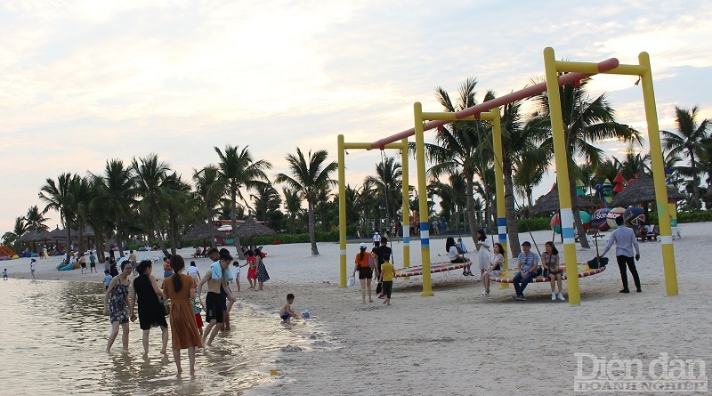 Bãi tắm nhân tạo nằm trong quần thể Khu du lịch quốc tế Đồi Rồng thu hút đông đảo người dân và du khách đến tắm biển, check-in