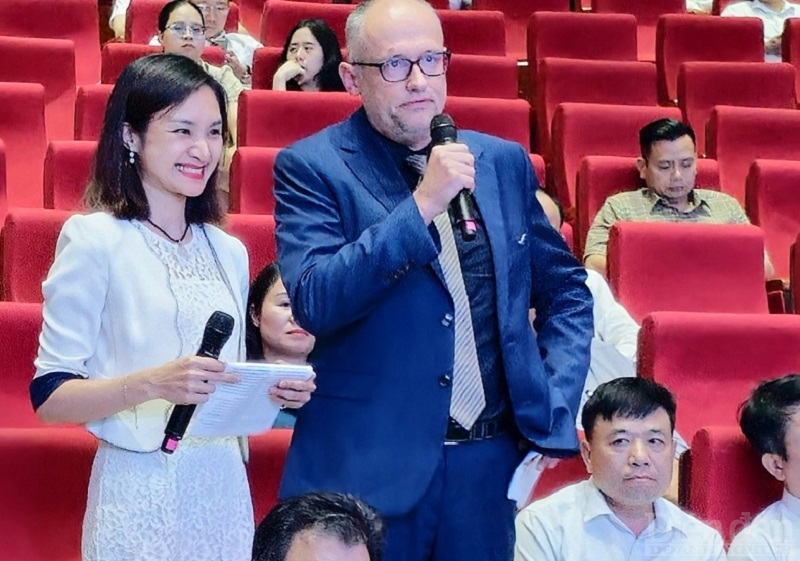 Ông Koen Soenens, Giám đốc Kinh doanh & Marketing Tổ hợp KCN DEEP C nêu ý kiến tại Hội nghị. (ảnh Thanh Sơn)