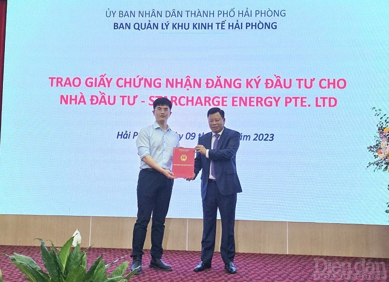BQL KKT Hải Phòng trao giấy chứng nhận đăng ký đầu tư cho dự án Nhà máy sản xuất thiết bị năng lượng Starcharge cho nhà đầu tư Starcharge Energy Pte.Ltd. (Singapore)