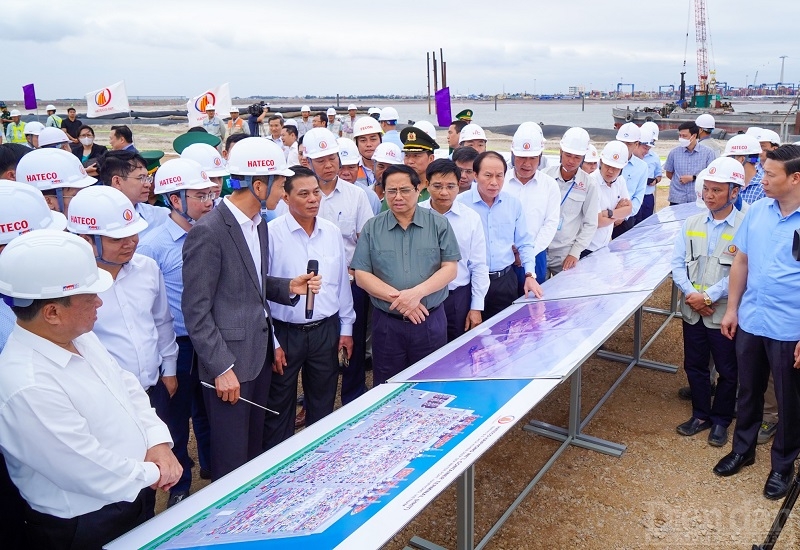 Thủ tướng Chính phủ Phạm Minh Chính kiểm tra tình hình thực hiện các dự án bến cảng 5,6 tại Lạch Huyện (Ảnh: Đàm Thanh)