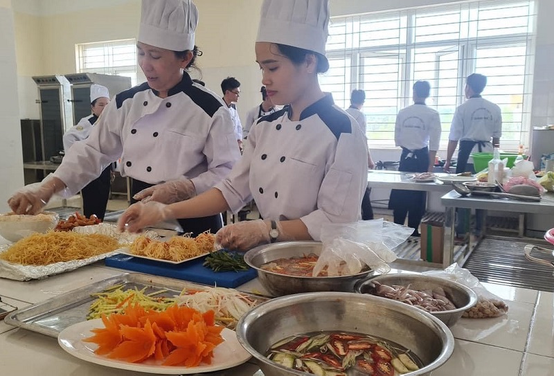 Sinh viên Trường Cao đẳng Việt – Hàn Quảng Ninh được đào tạo ngành Kỹ thuật chế biến món ăn (Ảnh: Trường Cao đẳng Việt – Hàn Quảng Ninh)