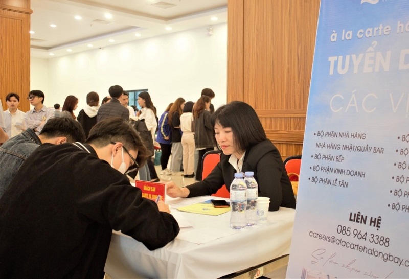 Diễn đàn hợp tác Nhà trường – Nhà tuyển dụng, ngày hội việc làm năm 2023 tại trường Đại học Hạ Long (Ảnh: Trường Đại học Hạ Long)