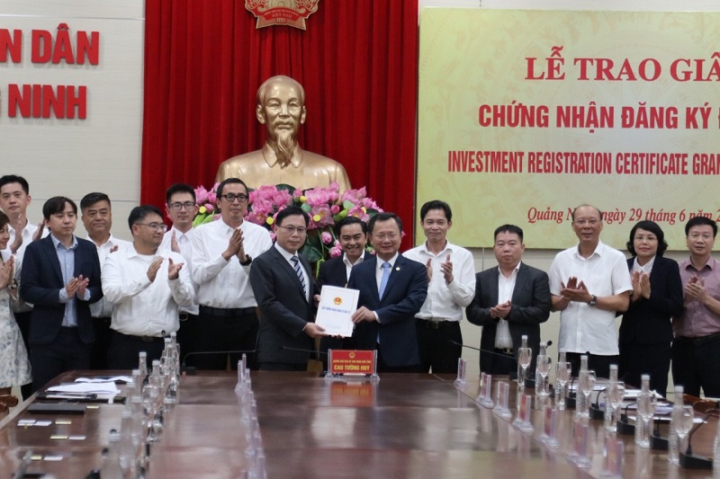 Lãnh đạo tỉnh Quảng Ninh trao giấy chứng nhận đầu tư cho Tập đoàn Foxconn