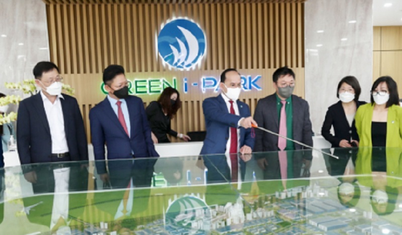 Lãnh đạo Công ty Cổ phần Green i-Park giới thiệu đến các nhà đầu tư về cơ hội đầu tư phát triển tại KCN Liên Hà Thái (Ảnh: Báo Thái Bình)