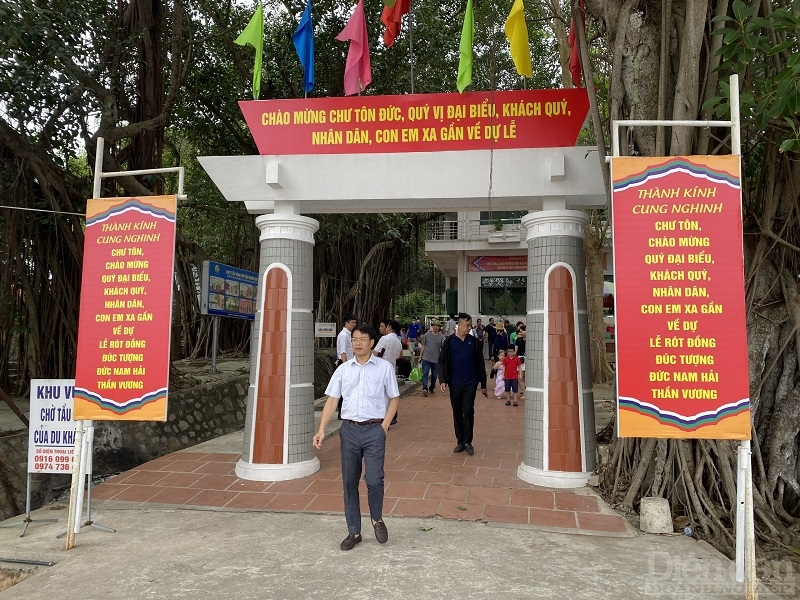 Khách du lịch đến tham quan đảo Hòn Dấu, quận Đồ Sơn