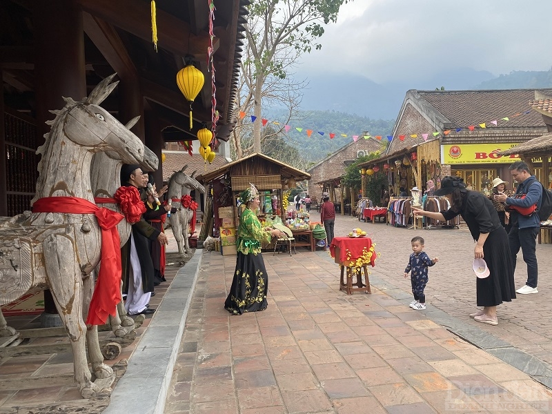 Du khách đến tham quan, trải nghiệm tại khu di tích lịch sử và danh thắng Yên Tử