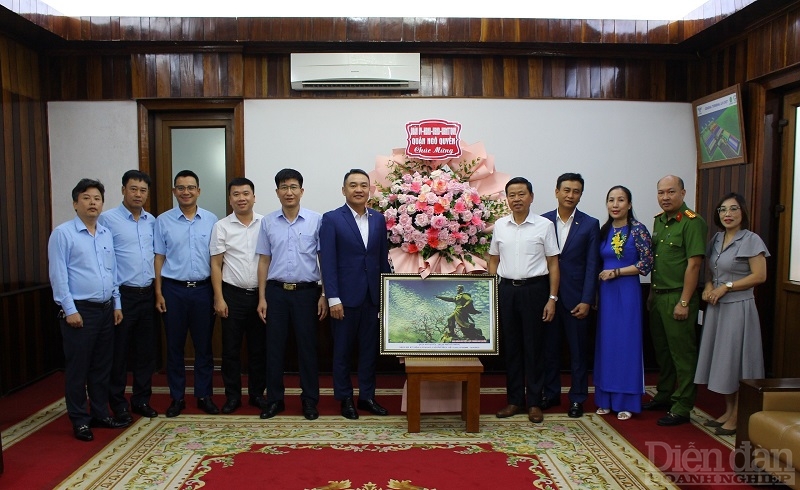 Quận Ngô Quyền, TP Hải Phòng thăm, chúc mừng các doanh nghiệp tiêu biểu trên địa bàn nhân kỷ niệm ngày Doanh nhân Việt Nam