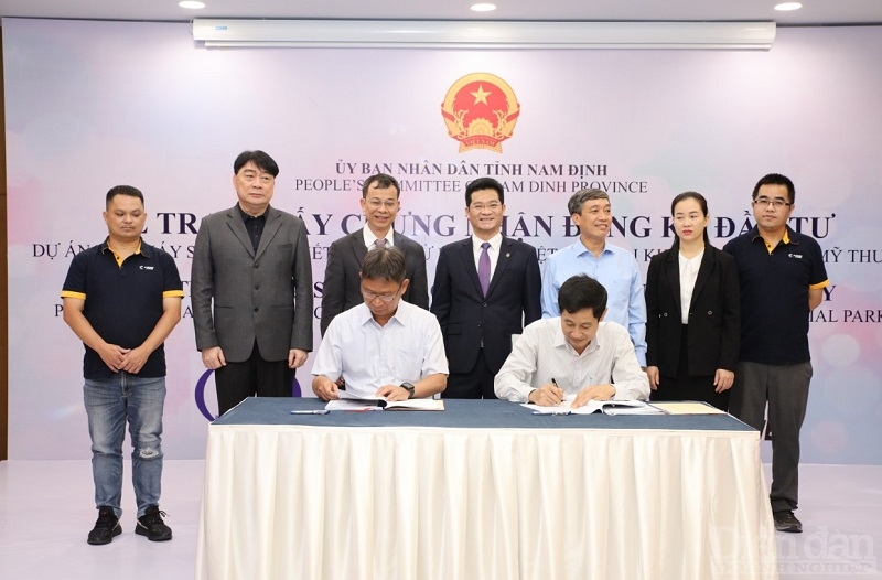 Lãnh đạo tỉnh Nam Định chứng kiến lễ ký kết thỏa thuận hợp tác giữa Công ty Cổ phần xây dựng hạ tầng Đại Phong và Công ty Công nghệ P-Duke (Ảnh: V.D)