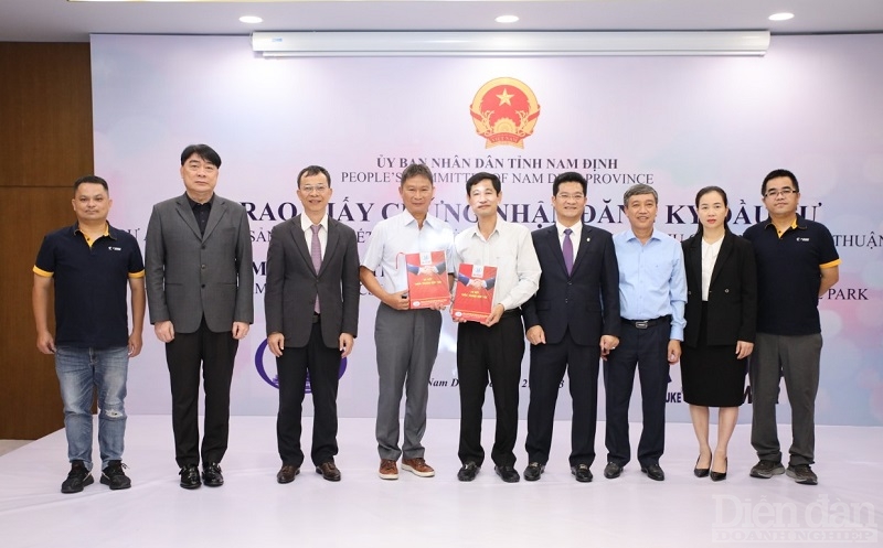 Lãnh đạo tỉnh Nam Định tại lễ ký kết thỏa thuận hợp tác giữa Công ty Cổ phần xây dựng hạ tầng Đại Phong và Công ty Công nghệ P-Duke (Ảnh: V.D)