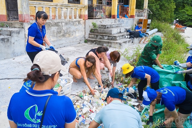 CLB du lịch cộng đồng Cát Bà và du khách tham gia thu gom rác trôi dạt vào các bãi tắm tự nhiên