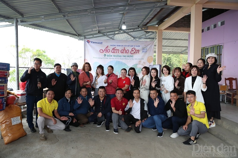 Đoàn công tác của Vietravel chi nhánh Hải Phòng cùng các mạnh thường quân tặng quà cho điểm trường Thu Mưng, xã Pố Lồ, huyện Hoàng Su Phì, tỉnh Hà Giang