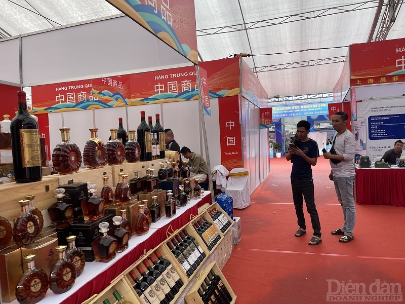 Du khách tham quan các gian hàng tại Hội chợ Thương mại và Du lịch quốc tế Việt – Trung lần thứ 15