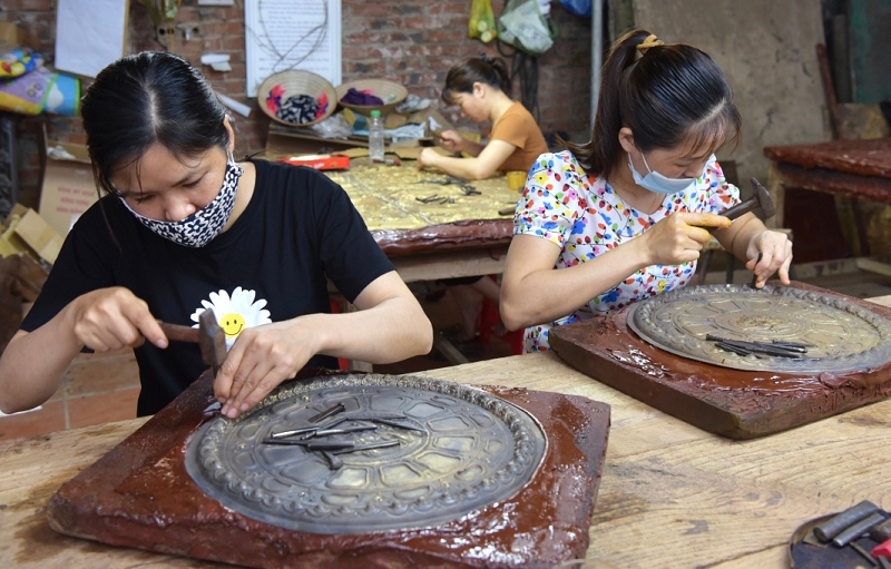 Làng nghề chạm bạc Đồng Xâm - xã Hồng Thái - Kiến Xương thu hút du khách đến trải nghiệm