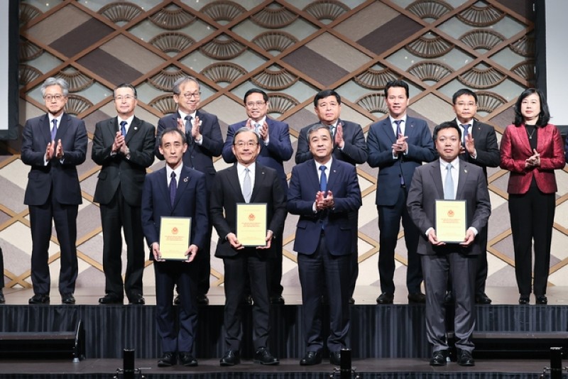 Tỉnh Thái Bình trao chứng nhận đăng ký đầu tư cho Dự án Điện khí LNG 1,99 tỷ USD dưới sự chứng kiến của Thủ tướng Chính phủ Phạm Minh Chính (Ảnh: VGP)