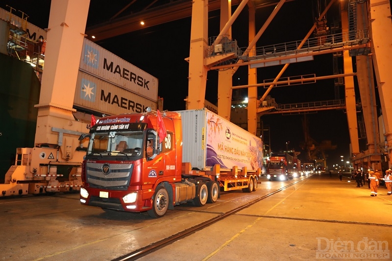 Chi nhánh cảng Tân Vũ tổ chức đón mã hàng đầu năm từ tàu Maersk Victoria với chiều dài 175,49m, rộng 27,4m