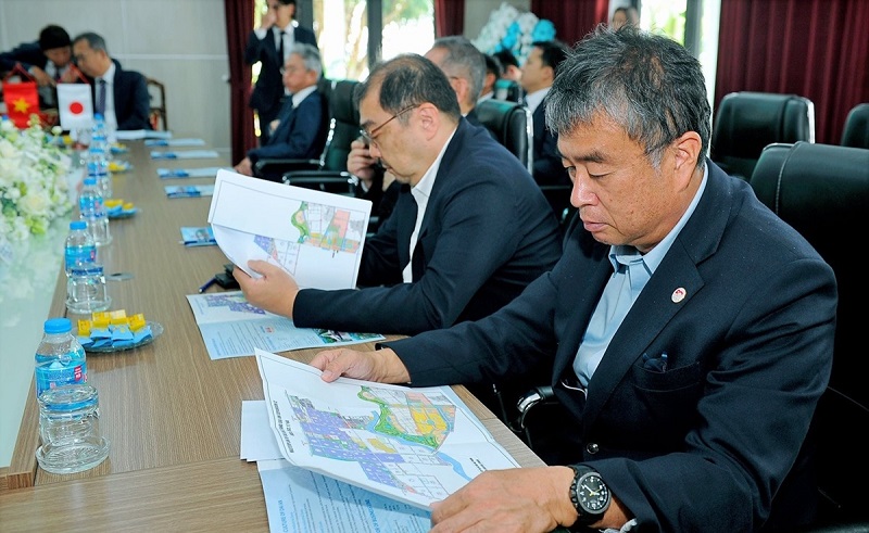 Các doanh nghiệp Nhật Bản nghiên cứu bản đồ quy hoạch KCN Đại An mở rộng (Ảnh: Báo Hải Dương)