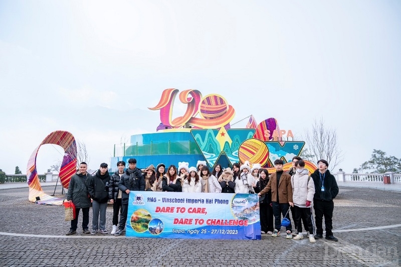 Đoàn khách đi Fanxipang của Công ty CP Du lịch và Truyền thông quốc tế Hải Hà.