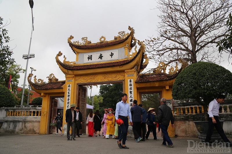 Du khách đến dự lễ hội Đền Trạng Trình Nguyễn Bỉnh Khiêm