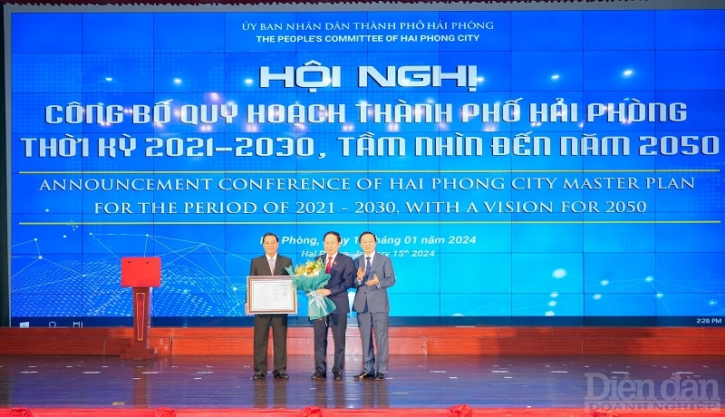 Phó Thủ tướng Chính phủ Trần Hồng Hà trao Quyết định phê duyệt Quy hoạch Thành phố Hải Phòng thời kỳ 2021 - 2030, tầm nhìn đến năm 2050 cho lãnh đạo TP Hải Phòng