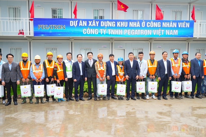 Lãnh đạo TP Hải Phòng tặng quà cho công nhân tại Dự án đầu tư xây dựng nhà ở công nhân của Công ty TNHH Pegatron Việt Nam