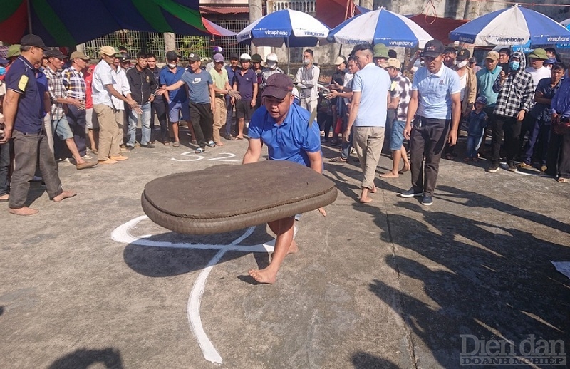 Trò chơi pháo đất ở huyện Vĩnh Bảo thu hút đông đảo du khách