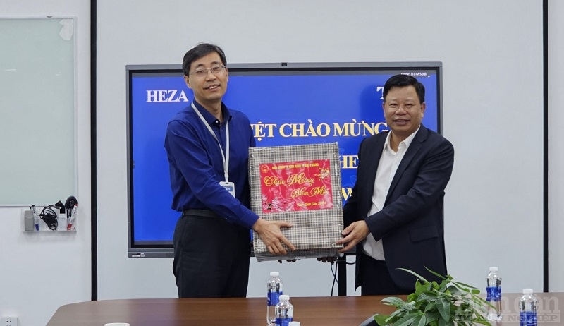 Trưởng ban BQL KKT Hải Phòng tặng quà Công ty TNHH Điện tử Tongwei (Việt Nam)